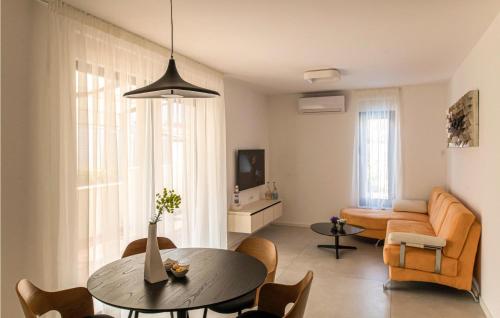 Televízia a/alebo spoločenská miestnosť v ubytovaní Lovely Apartment In Murter With Wifi