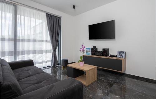 un salon avec un canapé et une télévision à écran plat dans l'établissement Villa Alison, à Ružići
