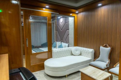 A bathroom at Platinum Service Apartment DLF Phase 3 Cyber City