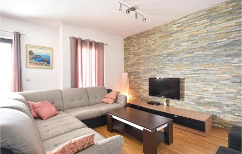 Two-Bedroom Apartment In Podstrana