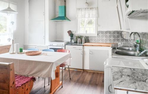 Dapur atau dapur kecil di Nice Home In Varaldsøy