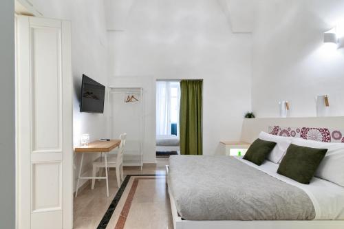 a bedroom with a bed and a desk in a room at InCentro Comfort Suite - Lecce Selection in Lecce