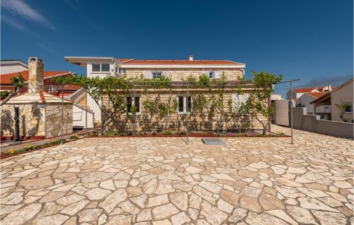 Beautiful Apartment In Vir With Wifi