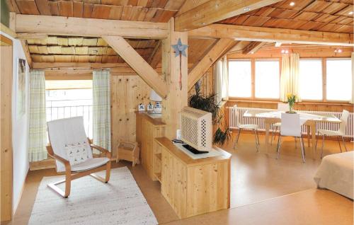 ein Wohnzimmer mit einem TV, einem Stuhl und Tischen in der Unterkunft Ferienhaus - Westendorf in Westendorf
