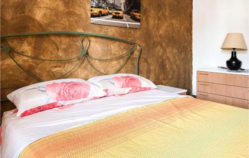 a bed with pink and white pillows in a bedroom at Awesome Apartment In Monteodorisio in Monteodorisio