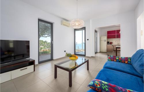 Gorgeous Apartment In Rabac With Wifiにあるテレビまたはエンターテインメントセンター