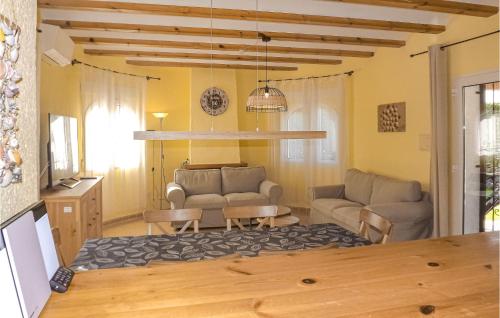un salon avec deux canapés et une table dans l'établissement 3 Bedroom Awesome Home In Els Poblets, à Els Poblets