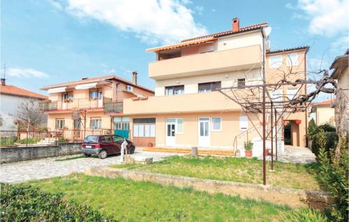 4 Bedroom Nice Apartment In Pula