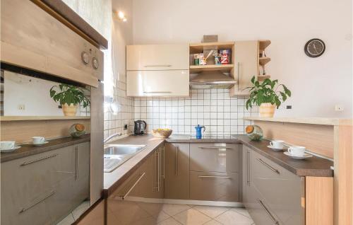 4 Bedroom Nice Apartment In Pula