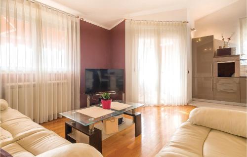 4 Bedroom Nice Apartment In Pula