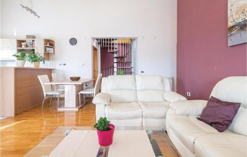 4 Bedroom Nice Apartment In Pula