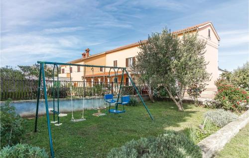 huśtawka na podwórku obok domu w obiekcie Apartment Valtursko Polje I w mieście Loborika