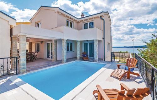 Bazén v ubytovaní Three-Bedroom Holiday Home In Novigrad alebo v jeho blízkosti