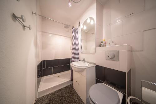 une salle de bain avec toilettes, lavabo et douche dans l'établissement Magnifique appartement Parking de la Marne, à Mulhouse