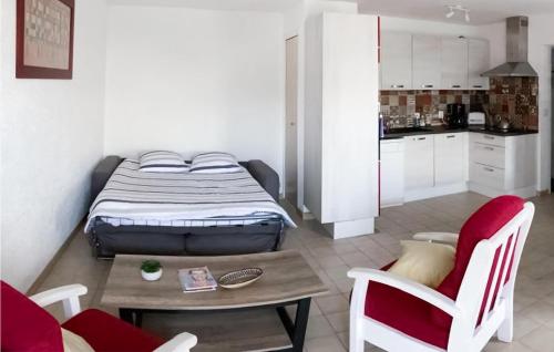 une chambre avec un lit, une table et des chaises dans l'établissement 2 Bedroom Stunning Home In Jard-Sur-Mer, à Jard-sur-Mer