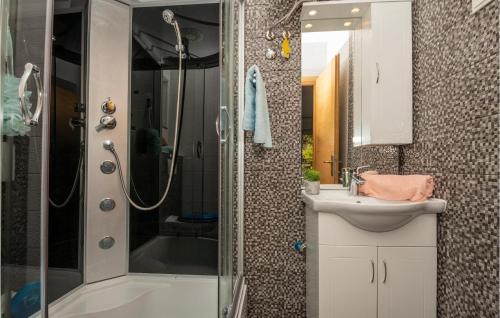 Ένα μπάνιο στο Lovely Apartment In Krvavica With Wifi