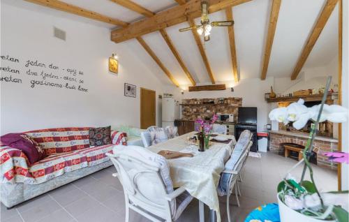 Posedenie v ubytovaní 2 Bedroom Cozy Home In Kostrcani