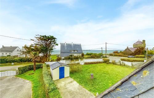 une vue aérienne d'une maison avec une cour dans l'établissement Amazing Home In Saint-Pierre-Quiberon, à Saint-Pierre-Quiberon