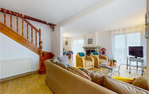 un salon avec un canapé, des chaises et une télévision dans l'établissement Amazing Home In Saint-Pierre-Quiberon, à Saint-Pierre-Quiberon