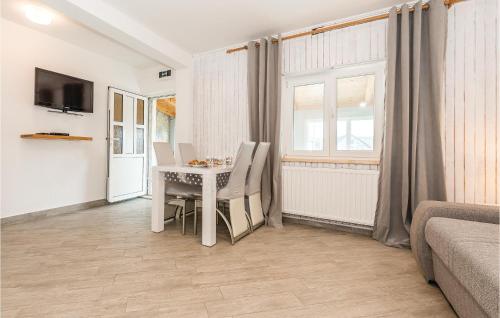TV a/nebo společenská místnost v ubytování Four-Bedroom Holiday Home In Primosten