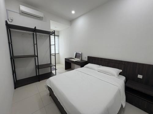 a bedroom with a large white bed and a window at 万里望 Menglembu Bestari Homestay in Menglembu