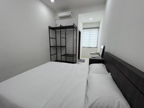 a bedroom with a large bed and a window at 万里望 Menglembu Bestari Homestay in Menglembu