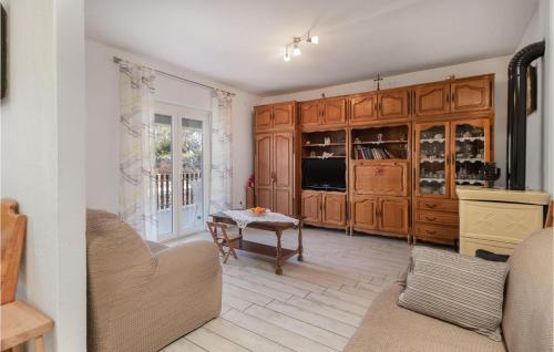 Μια τηλεόραση ή/και κέντρο ψυχαγωγίας στο Beautiful Apartment In Sveti Juraj