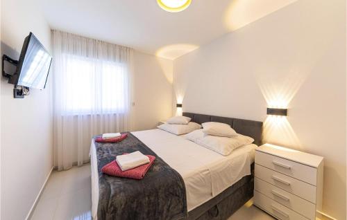 Cozy Apartment In Seget Donji With Wifi