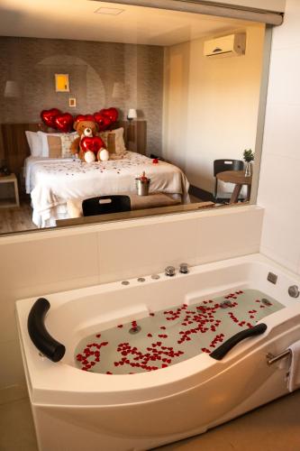 ノーヴァ・ヴェネツィアにあるBormon Hotelのバスルーム(赤いバラの花びらが咲くバスタブ付)