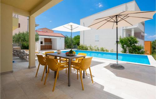 Bazén v ubytovaní Beautiful Home In Makarska alebo v jeho blízkosti