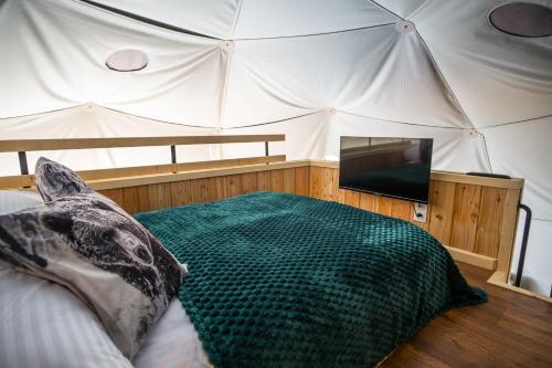 Кровать или кровати в номере Glamp Mała Łąka Jacuzzi & Sauna Zakopane