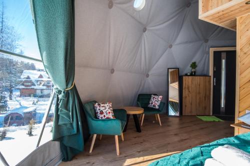 Гостиная зона в Glamp Mała Łąka Jacuzzi & Sauna Zakopane