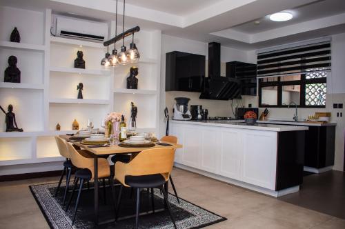 Η κουζίνα ή μικρή κουζίνα στο The Hayce residence beach Maisionette