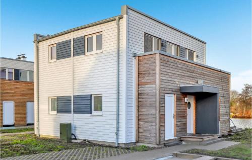 ein großes Haus mit Garage in der Unterkunft Amazing Home In Tossens With Wifi in Tossenserdeich