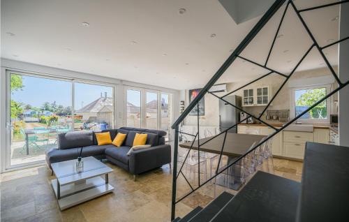un soggiorno con un divano e un tavolo di 3 Bedroom Amazing Home In Fondettes a Fondettes