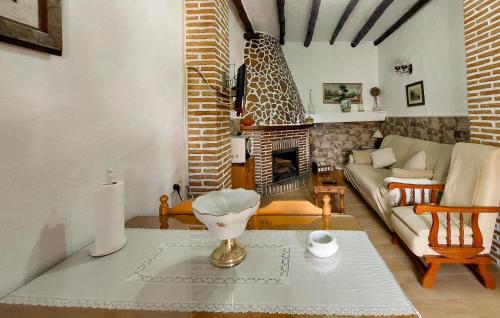 Ruang duduk di Cozy Home In Benalaureia With Kitchen
