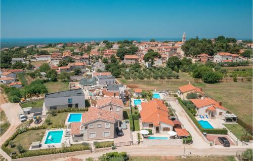 widok z lotu ptaka na osiedle mieszkaniowe z domami w obiekcie Holiday Home Kastelir 50 With Outdoor Swimmingpool w mieście Kaštelir