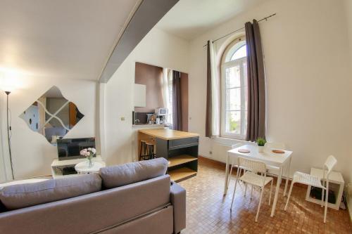 un salon avec un canapé et une table dans l'établissement Charming Apartment in Coeur de Rouen, à Rouen