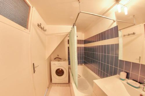 une salle de bain avec un lavabo et une machine à laver dans l'établissement Charming Apartment in Coeur de Rouen, à Rouen