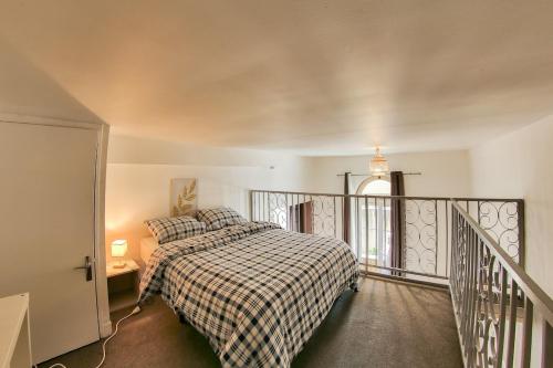 une chambre avec un lit et un balcon dans l'établissement Charming Apartment in Coeur de Rouen, à Rouen