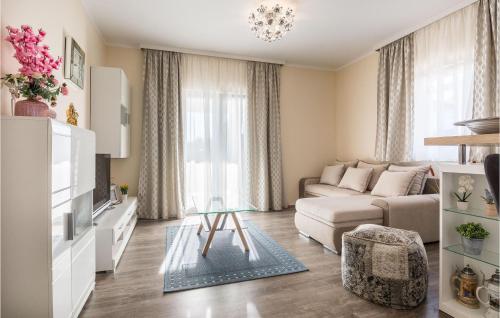 ein Wohnzimmer mit Sofa und Tisch in der Unterkunft Stunning Home In Privlaka With Wifi in Privlaka