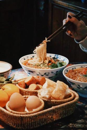 een tafel met borden en kommen eten bij Shaxi absolute art absolute B & B in Diannan