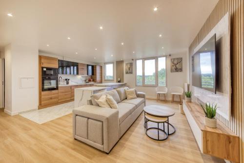 un salon avec un canapé et une table dans l'établissement Escapade de Prestige à disneyland & Paris, à Torcy