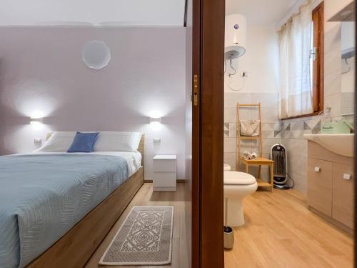 Ένα ή περισσότερα κρεβάτια σε δωμάτιο στο Villa Quattro Archi