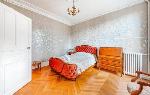 Ένα ή περισσότερα κρεβάτια σε δωμάτιο στο 7 Bedroom Lovely Home In Chabris