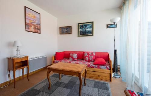 ロワイヤンにある1 Bedroom Awesome Apartment In Royanの赤いソファとテーブルのあるリビングルーム