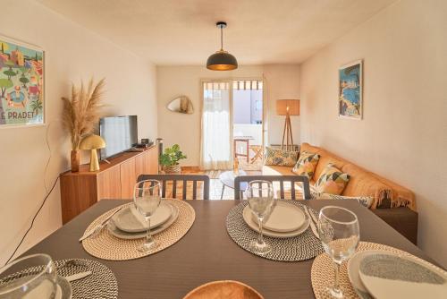 - une salle à manger avec 2 tables et des verres à vin dans l'établissement Parenthèse ensoleillée - Plage & douceur au Pradet, au Pradet