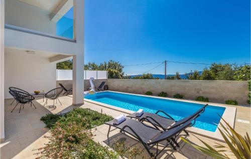 Linardićiにある3 Bedroom Gorgeous Home In Linardiciの裏庭(スイミングプール、芝生の椅子2脚付)