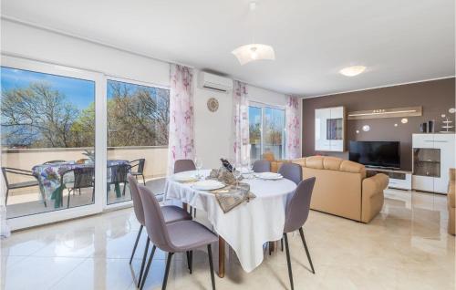 Χώρος καθιστικού στο 2 Bedroom Lovely Apartment In Viskovo