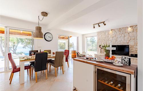 Dapur atau dapur kecil di Stunning Home In Dingac